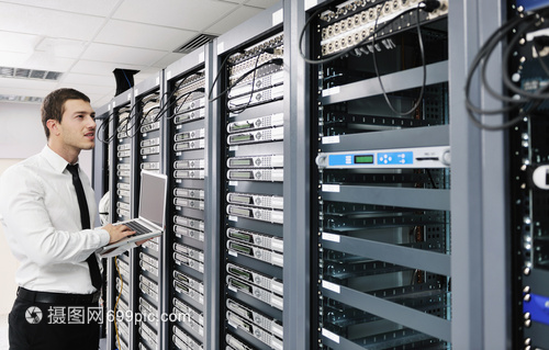 輕裝簡(jiǎn)行 IT工程師商務(wù)人員與超薄鋁本在現(xiàn)代機(jī)房網(wǎng)絡(luò)工程中的高效協(xié)同
